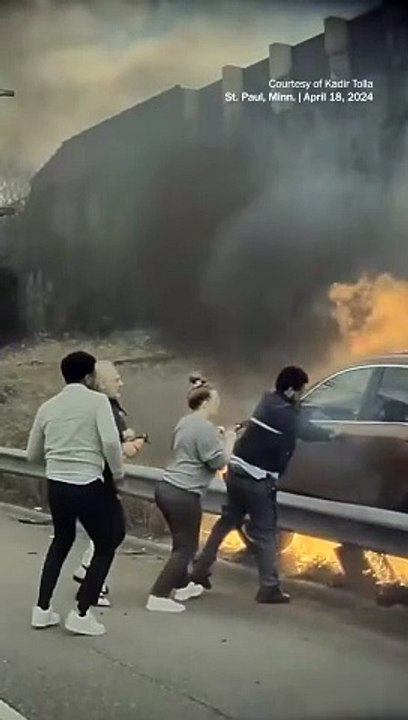 Yürekler ağza geldi! Yanan aracın içinde sıkıştı