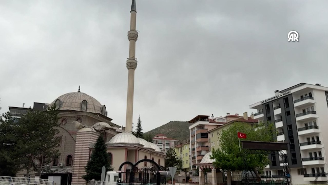 Cami minaresinin yıkılma tehlikesi nedeniyle çevresindeki binalara tahliye kararı verildi
