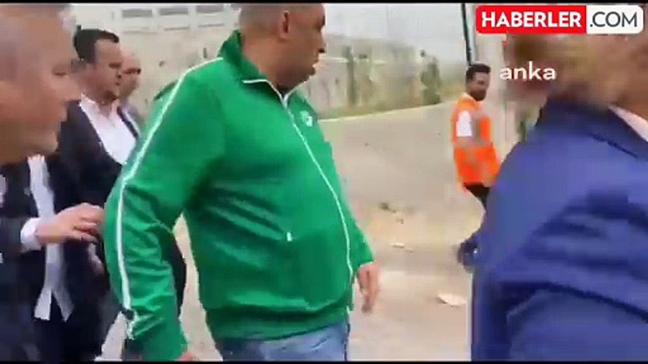 İzmit Belediyesi Fen İşleri Müdürlüğü ekipleri Şehir Hastanesi bağlantı yolunda engellendi