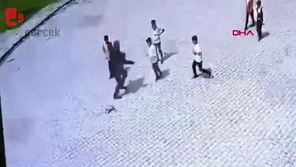 Dron operatörü, 23 Nisan kutlamalarında öğrenciyi tekmeledi