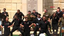Yeni Zelanda askerleri atalarını 'Haka dansı' ile andı