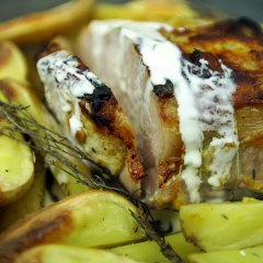 Rôti de porc à l'ail, au thym et rattes au four carré