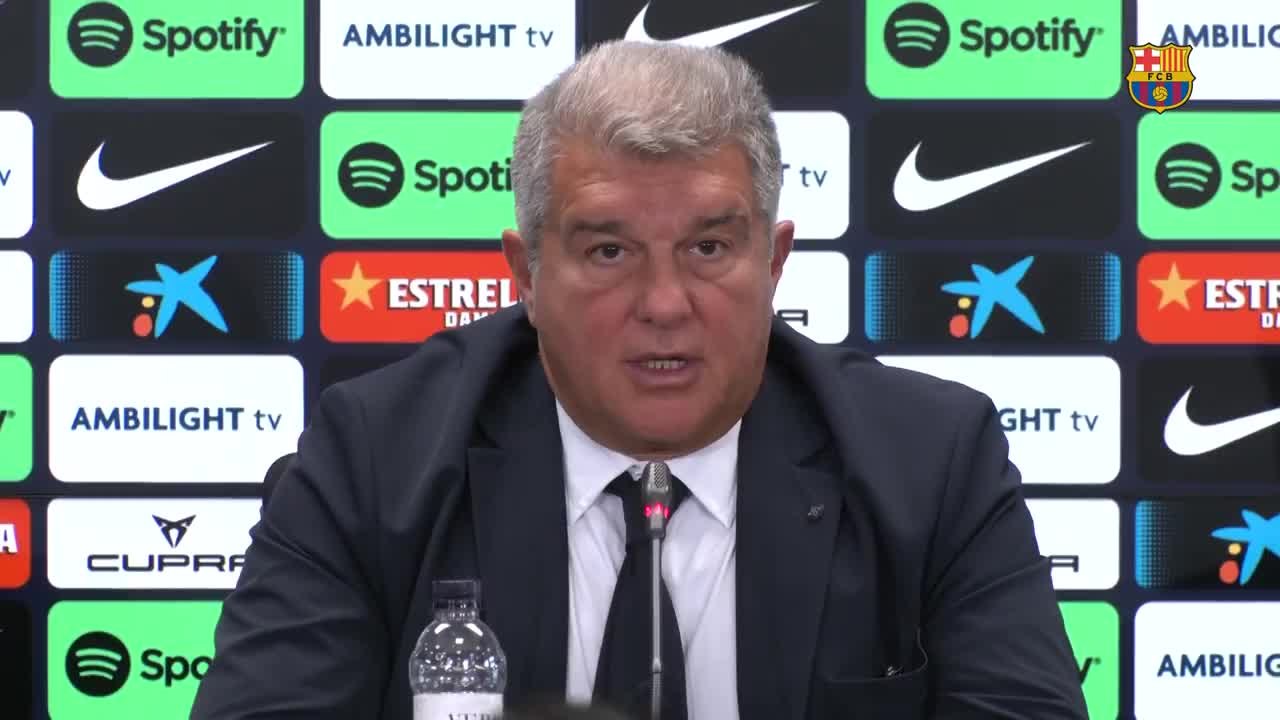 El momento en el que Laporta rompe a llorar y Xavi tiene que rescatarlo
