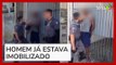 Policial segura pescoço e joga spray de pimenta no rosto de homem negro em SP