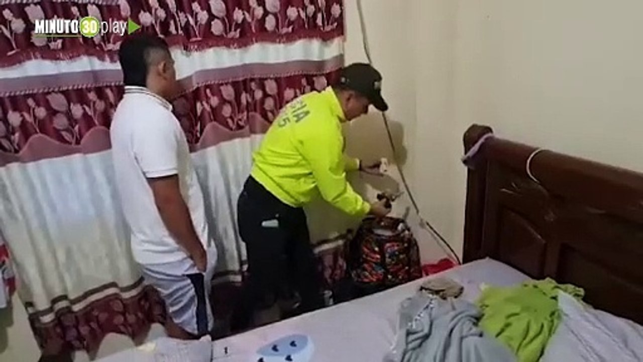 Le encontraron un revolver y 150 gramos de marihuana en la mesita de noche