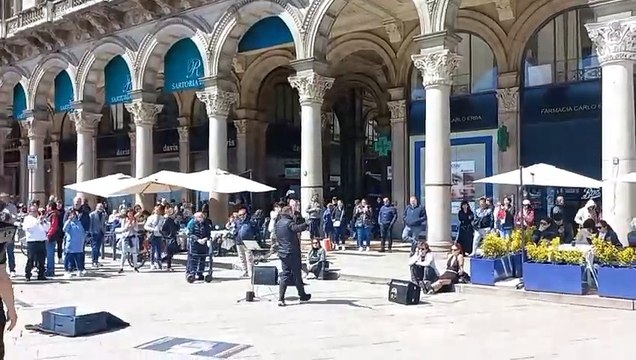 25 Aprile, un artista di strada intona Bella Ciao in piazza Duomo