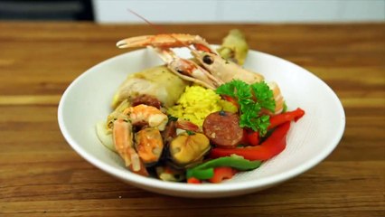 Paëlla au poulet, chorizo, crevettes et moules