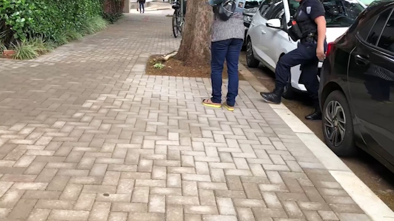 Ao deixar filha na escola, mulher pede socorro afirmando ter sido agredida pelo marido