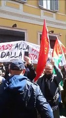 Corteo 25 aprile, momenti di tensione e urla: "Assassini, assassini"