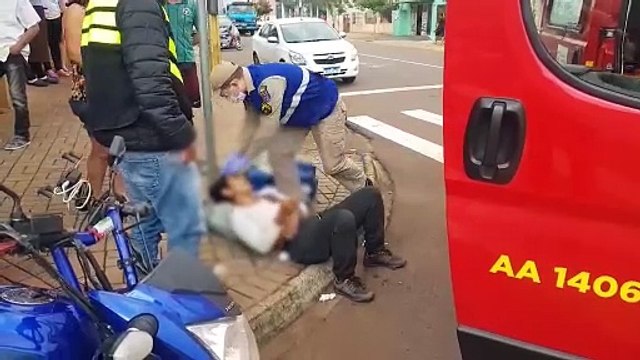 Mulher é socorrida pelo Siate após acidente de moto no Floresta