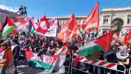 Corteo 25 aprile: contestazione all'arrivo dei gonfaloni in piazza Duomo