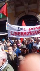 Milano, contestazioni per lo spezzone ucraino alla manifestazione del 25 aprile