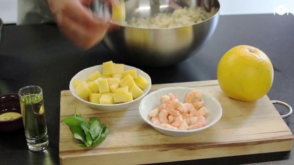 Salade de riz, crevettes, fromage et pamplemousse
