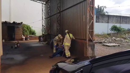 Télécharger la video: Jovem cai na valeta de lava car e é socorrido pelo Siate no Cataratas