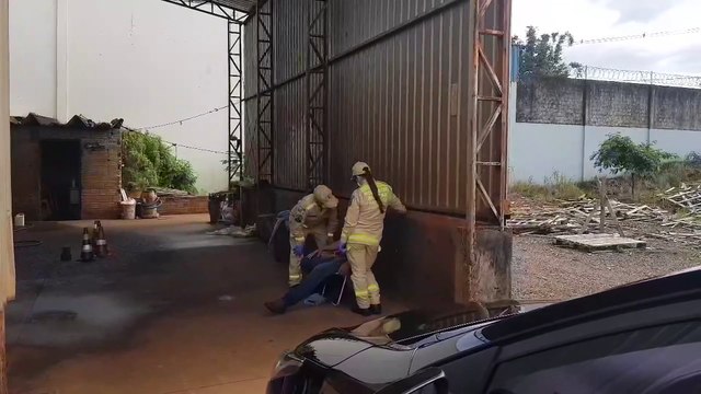 Jovem cai na valeta de lava car e é socorrido pelo Siate no Cataratas