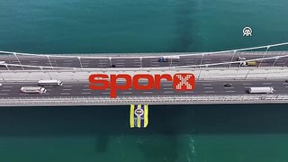 Fenerbahçe'nin bayrağı köprüye asıldı
