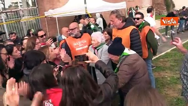 Festa della Liberazione, la partigiana Romoli canta Bella Ciao con i manifestanti a porta San Paolo