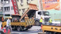 Trema la terra a Taiwan, operai al lavoro fra detriti ed edifici danneggiati