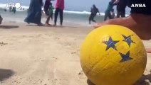 Gaza, tregua in spiaggia a Rafah per le famiglie sfollate
