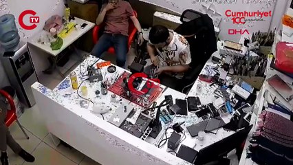 Cep telefonu tamir sırasında patladı