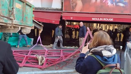 A Paris, "une grande tristesse" après la chute des ailes du Moulin Rouge