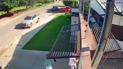 Mãe e filho que invadiram festa e mataram idosos aparecem em novo vídeo sorrindo para câmera