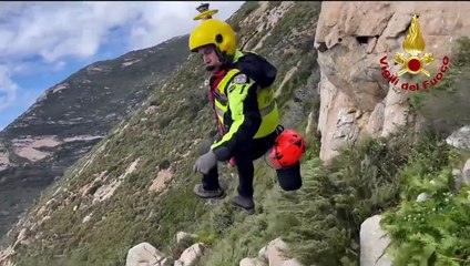 Escursionisti in difficolt? all'Isola d'Elba: salvati dai vigili del fuoco