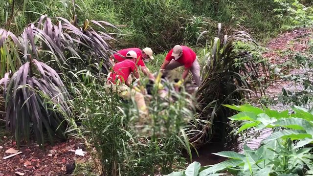 Bombeiros resgatam corpo de homem que foi encontrado morto em riacho no Santa Cruz