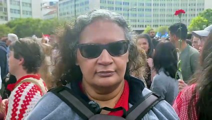 Portugueses tomam as ruas para celebrar a democracia no 25 de Abril - parte 1