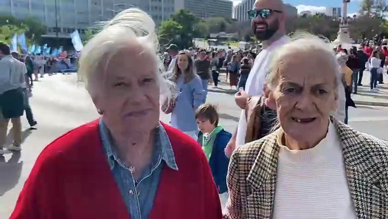 Portugueses tomam as ruas para celebrar a democracia no 25 de Abril - parte 2