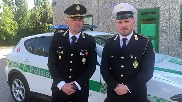 Mediglia, agente fuori servizio salva donna finita in una roggia con l'auto