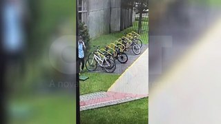 Vídeo mostra homem tentando furtar bicicleta no pátio da PUC em Curitiba