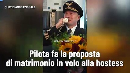 Pilota fa la proposta di matrimonio in volo alla hostess