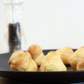 Petits choux salés fourrés au jambon et fromage ail et fines herbes_carre