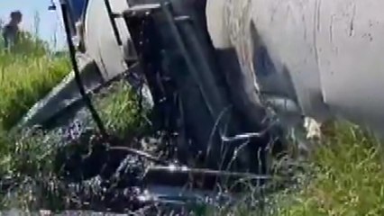 광양 남해고속도로에서 25t 유조차 전도...운전자 부상 / YTN