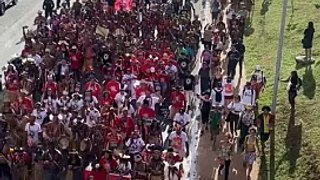 Indígenas fazem marcha rumo ao Planalto