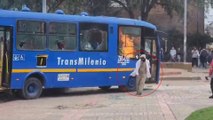 Video del momento exacto en el que encapuchados queman un bus del Sitp en Bogotá