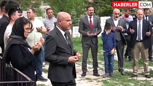 Görevi başında öldürülen veteriner hekim Volkan Lale, meslektaşlarınca kabri başında anıldı