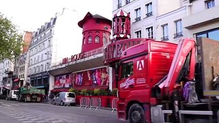 انهيار أشرعة الطاحونة الحمراء في باريس من فوق أشهر صالة عروض في العالم