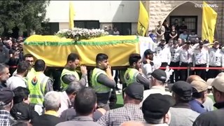 تشييع جنازة امرأة وطفلة عمرها 10 سنوات في جنوب لبنان بعد مقتلهما جراء غارة إسرائيل