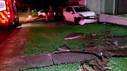 Carro quase invade residência em acidente violento no Santa Cruz