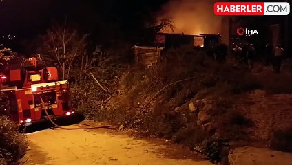 Havza'da 2 Katlı Ahşap Ev ve Depo Yangında Yok Oldu