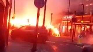  Les fans de football algériens rendent le ciel rouge à Londres alors que des fusées éclairantes et des feux d'artifice sont tirés