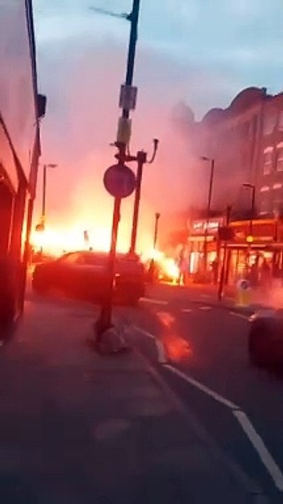  Les fans de football algériens rendent le ciel rouge à Londres alors que des fusées éclairantes et des feux d'artifice sont tirés