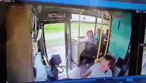 Bir kadın yolcu, kapısı açık otobüsten aşağı düştü
