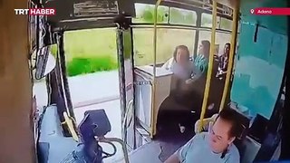 Kapısı açık seyreden otobüsten düştü