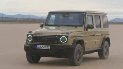 Mercedes-Benz G580 with EQ in desert sand Driving Video