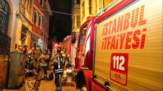 Fatih'te yangın: 2 kişi dumandan etkilendi