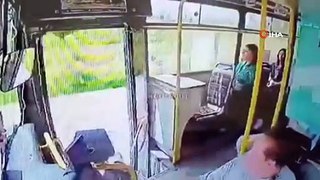 Kapısı açık seyreden otobüsten böyle düştü!