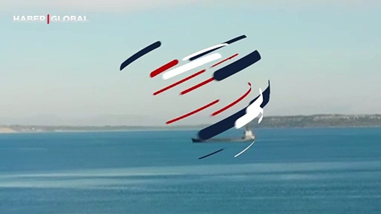 Çanakkale Boğazı'nda makine dairesi yanan gemi havadan görüntülendi